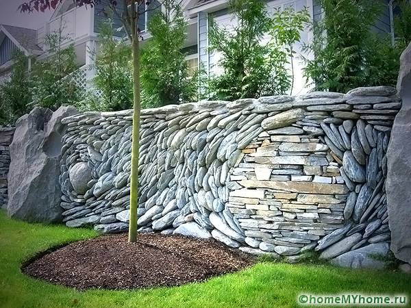 An unusual decor is a stone fence