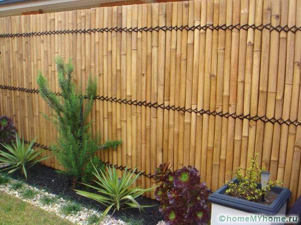Such a fence is lightweight and durable.