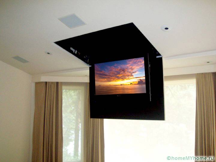 Además de los soportes de techo, se pueden usar elevadores especiales para colocar el televisor en una posición conveniente