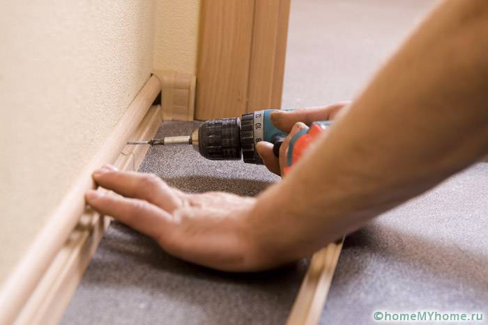 Selepas pemasangan, jurang pengembangan ditutup dengan papan bawah