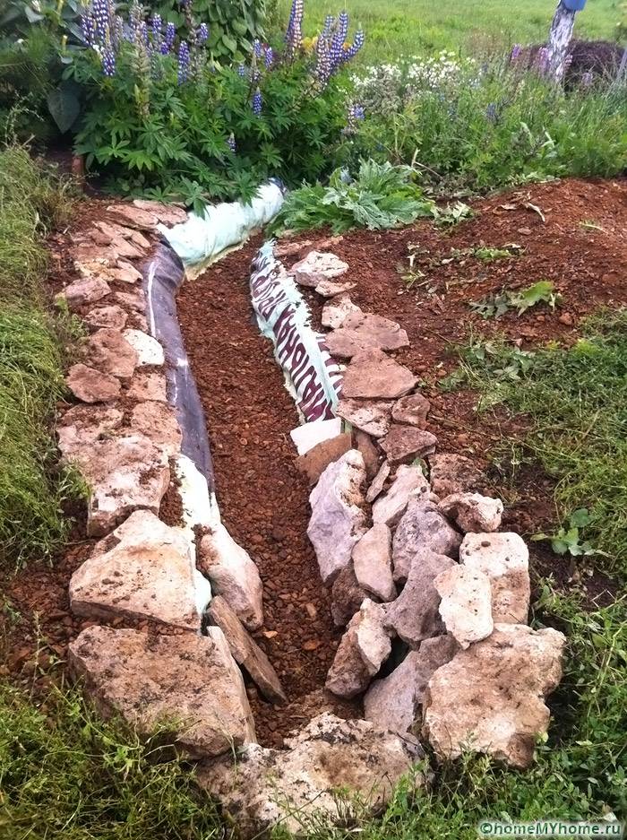 Процесът на декориране на отворени канали с камък