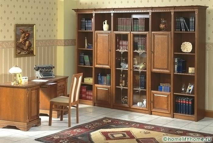 Model kayu sesuai untuk hiasan dalaman klasik. Kos produk sedemikian berbeza dari 70 hingga 200 ribu rubel