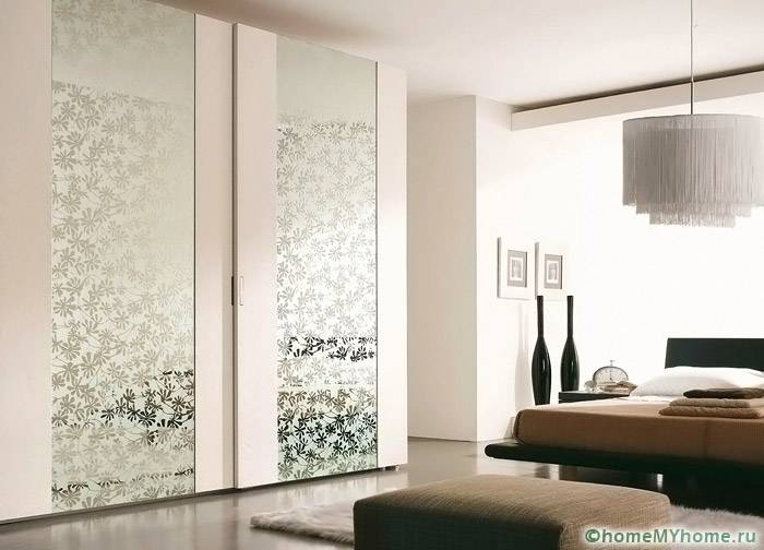 Lukisan bergaya di cermin