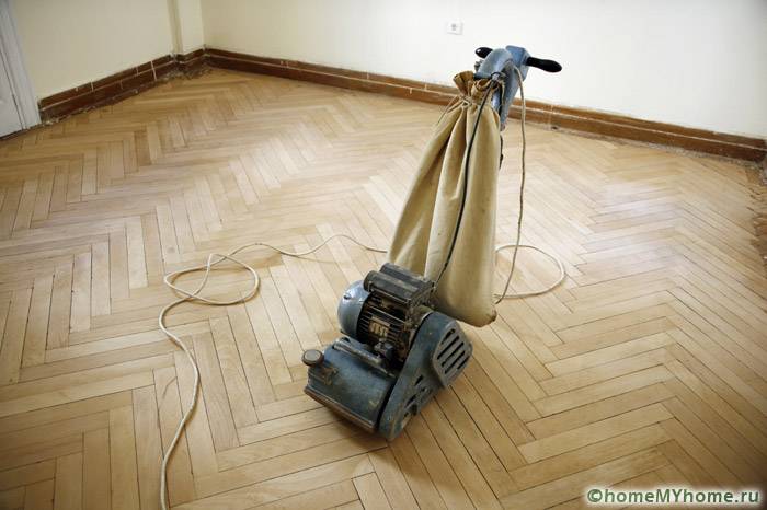 Meratakan lantai kayu dengan mengikis