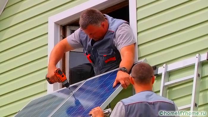 يتم تثبيت العناصر مباشرة أسفل النافذة