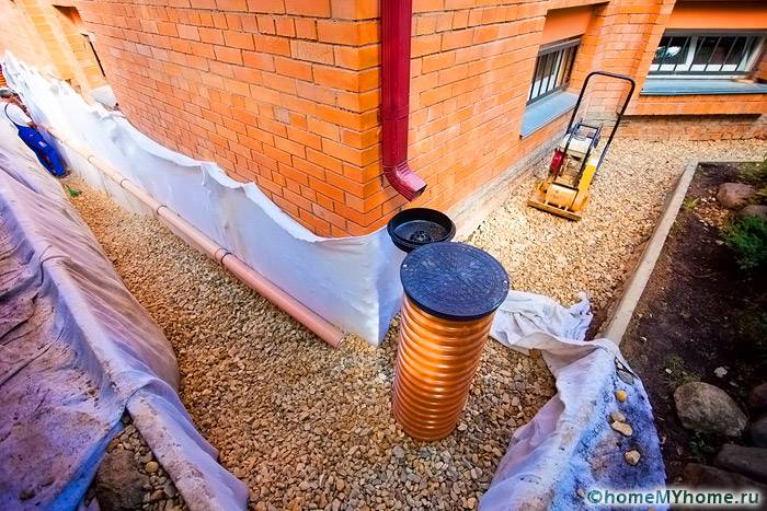 Тръбопроводът е свързан с пластмасов кладенец