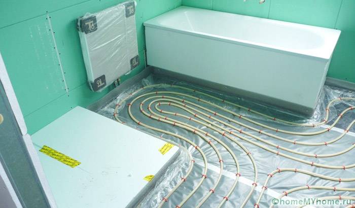 Menjalankan kerja pada alat untuk memanaskan lantai di bilik mandi