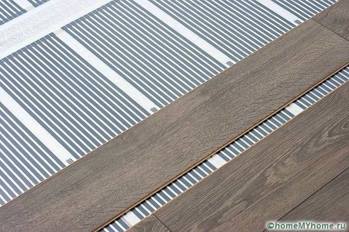 Contoh meletakkan panel lamina di atas lantai filem