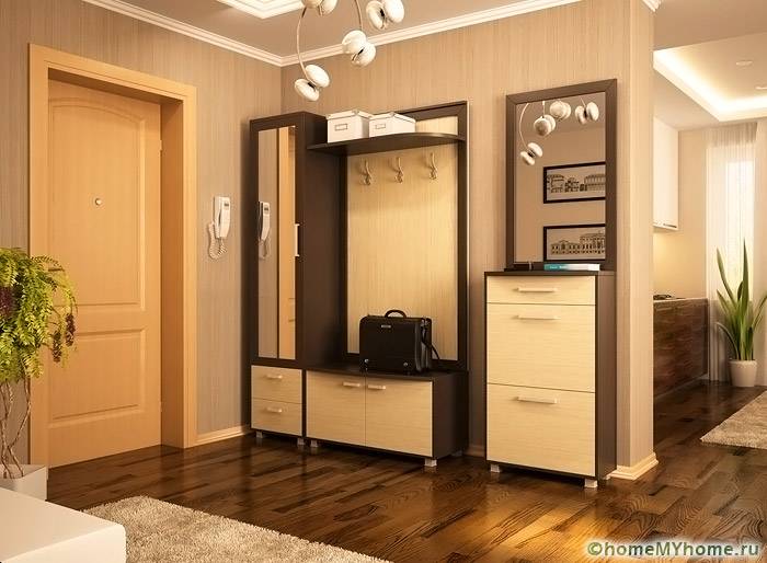 Flower pots and rugs can also be great hallway décor