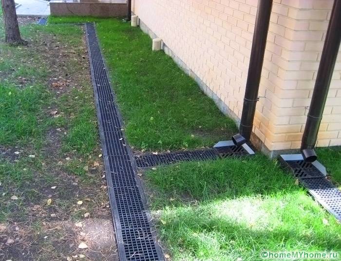 Открит дренаж около жилищна сграда с помощта на тави и решетки