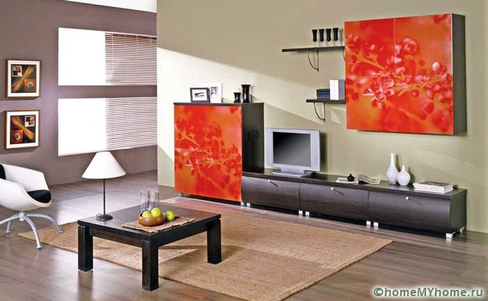 Fasad terang menghiasi set sederhana