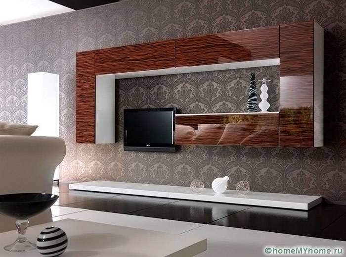 Model yang digantung kelihatan moden