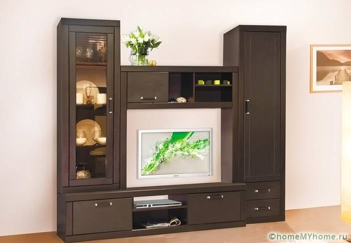 Bahkan dinding kecil akan menjadi bukan hanya hiasan bilik, tetapi juga barang yang berfungsi.