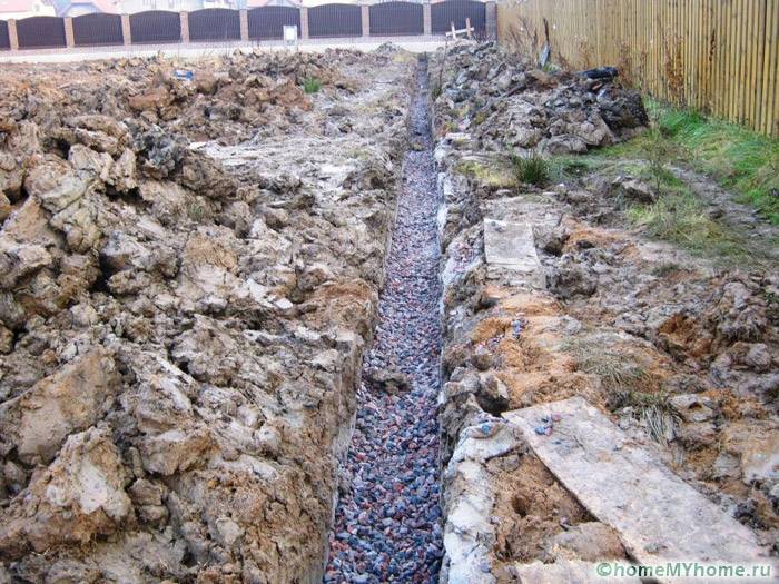 Дренажен изкоп на ръба на крайградска зона