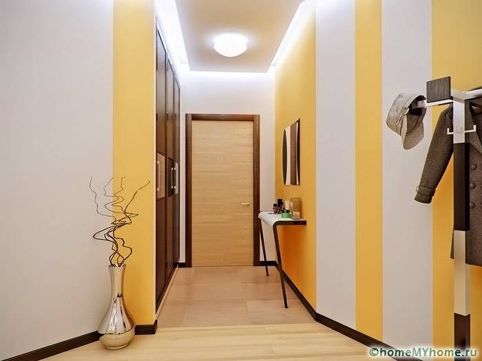 Light colors and vertical elements visually increase the space