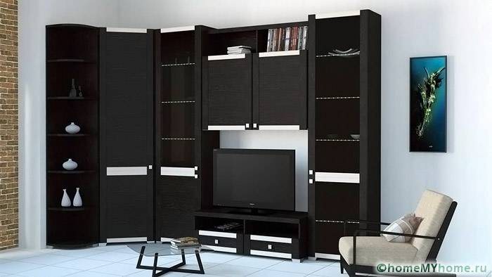 Almari pakaian yang luas boleh diletakkan di struktur sudut