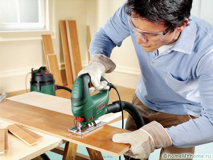 Lebih mudah memotong papan dengan lurus menggunakan alat kuasa