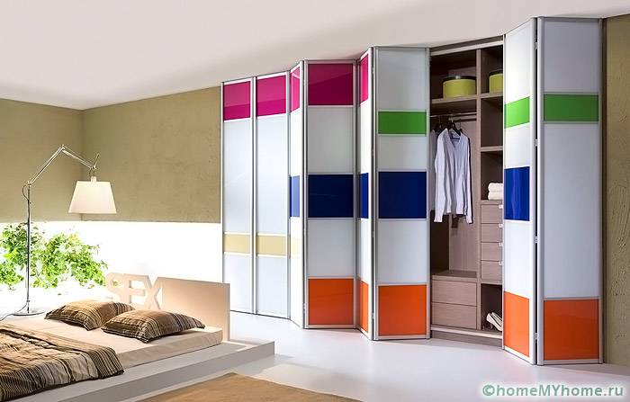 Pintu akordeon lipat kelihatan bagus di bahagian dalaman minimalis