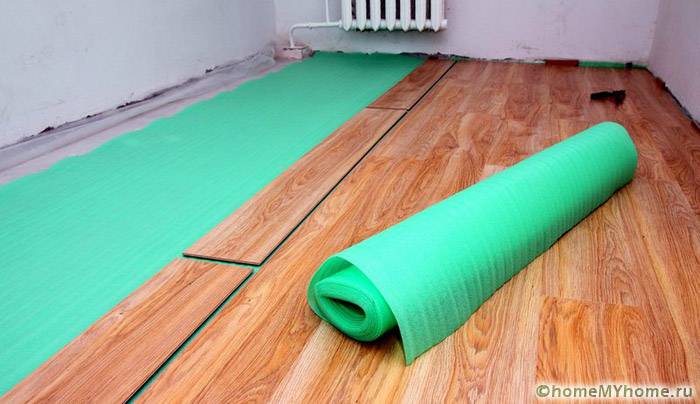 Pemasangan lapisan bawah dapat menghilangkan penyimpangan kecil dan memperbaiki parameter penebat penutup lantai