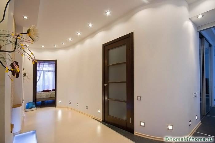 Floor and ceiling can be made in similar colors, built-in lamps are used as an accent