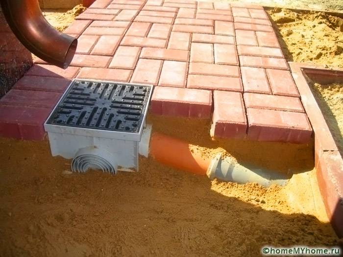 Процесът на инсталиране на пластмасов аналог под водопровода