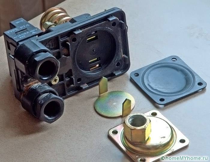 Es ist nicht schwierig, das Relais zu zerlegen