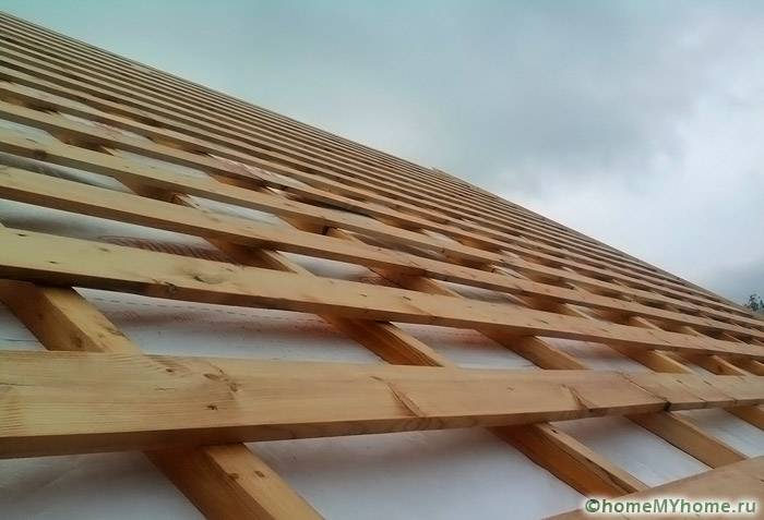 Máy tiện được thực hiện để đặt các tấm lợp định hình