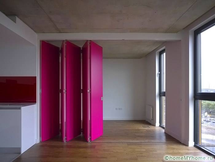The ultra-modern interior will adorn the product in fuchsia color