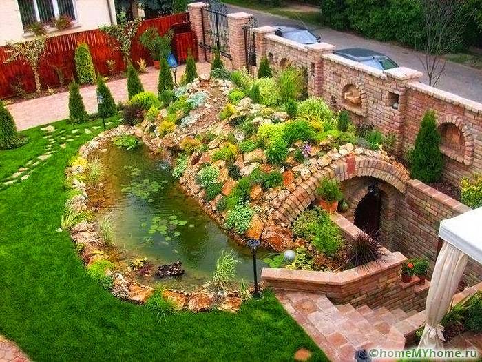 Структурата е удобно разположена под алпийски хълм