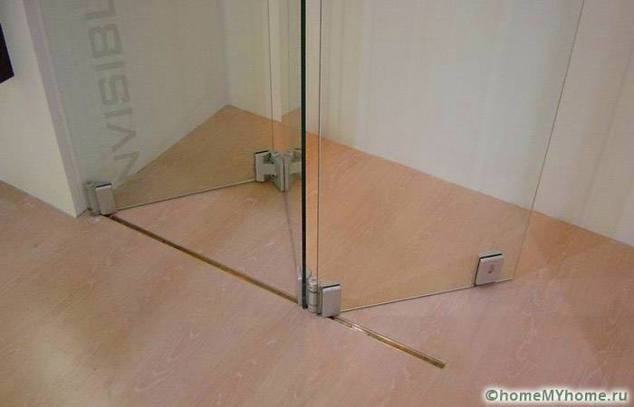 Cloths of glass models are connected with extra strong fittings