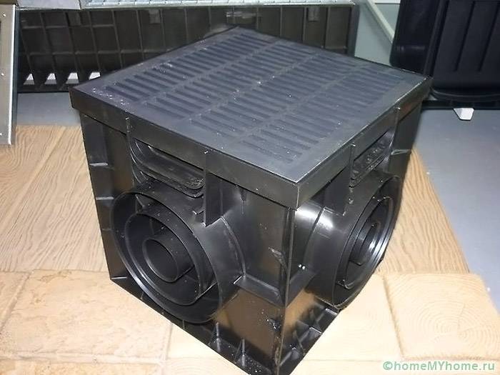 Конструкцията е направена от пластмаса