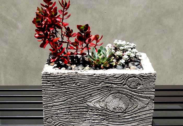 Bir bıçak kullanarak beton üzerine ahşap desen taklidi yapabilirsiniz.