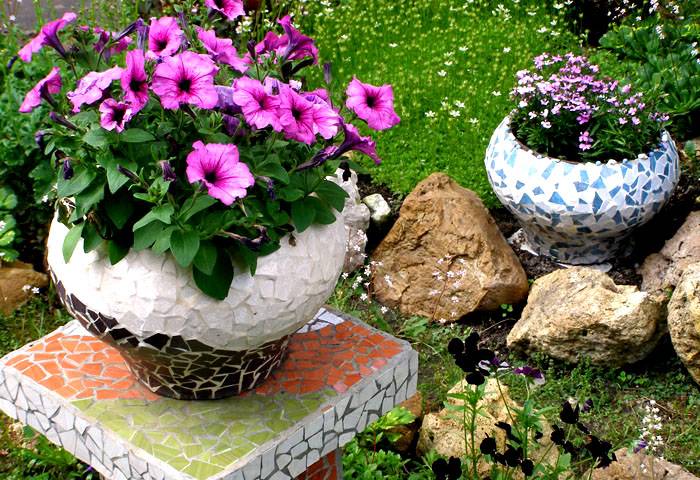 Mozaikler için seramik karo parçaları kullanabilirsiniz.