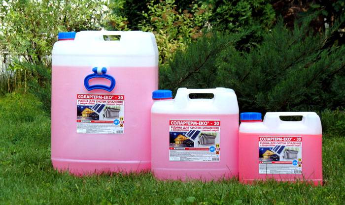 Течностите без замръзване се опаковат в контейнери с различни размери, което допринася за избора на по-точно количество разтвор