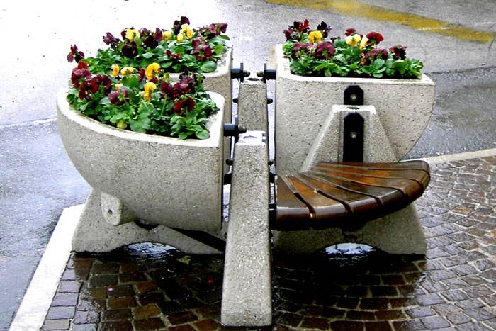 Beton tanklar ve tezgah kombinasyonu bir bahçe için harika bir fikirdir