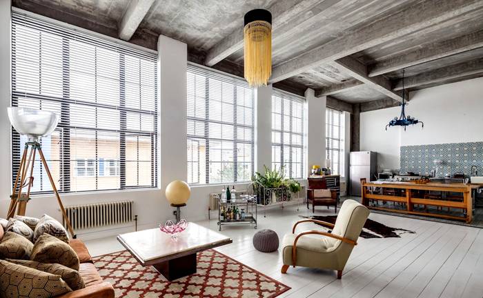 Le travi in cemento si abbinano allo stile loft