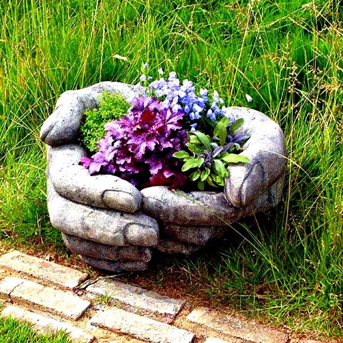 Sevgi ve hayal gücü ile yapılan beton saksılar bahçeye özel bir hava katabilir.