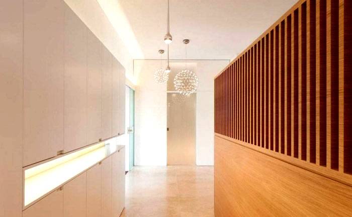 Εδώ εφιστάται η προσοχή στους αρχικούς λαμπτήρες. Μινιμαλιστικό φινίρισμα μαλακό με ευχάριστα φυσικά κομμάτια ξύλου