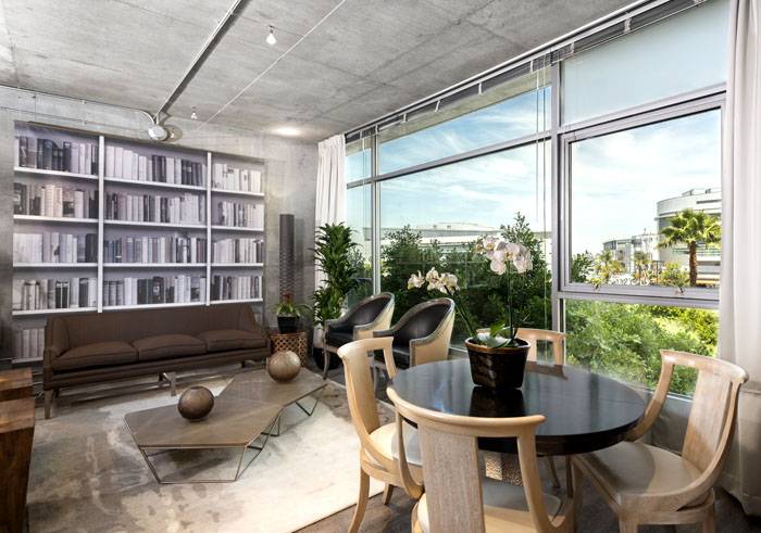 La finitura in cemento del soffitto e una delle pareti sembra organica