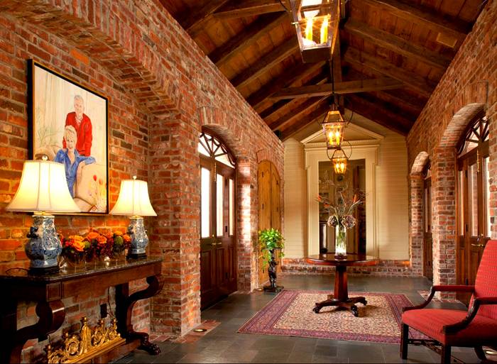 Αξιοσέβαστος διάδρομος. Εδώ όλα τα στοιχεία, συμπεριλαμβανομένων των λαμπτήρων οροφής, τονίζουν τη σταθερότητα του εσωτερικού.