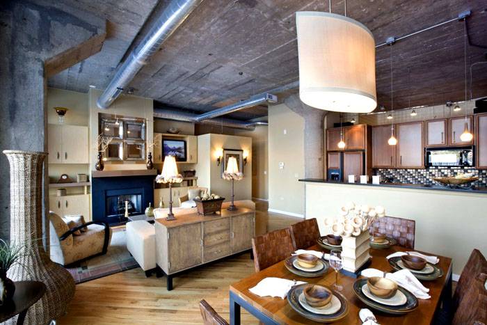 Tubi di metallo su cemento accentuano il design del loft