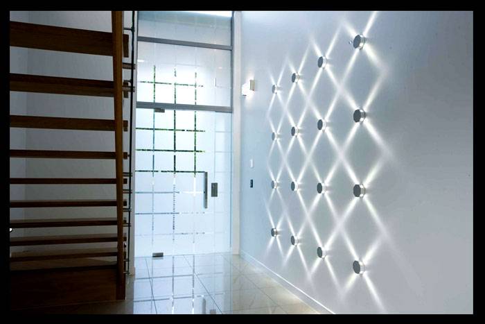 Διακοσμητικός φωτισμός του διαδρόμου διαμερισμάτων: η φωτογραφία εξηγεί τη σημασία της προετοιμασίας. Οι θέσεις εγκατάστασης αυτών των συσκευών πρέπει να προσδιορίζονται χωρίς σφάλματα. Όταν είναι ενεργοποιημένα, δημιουργούν ένα αυθεντικό μοτίβο φωτισμού στον τοίχο