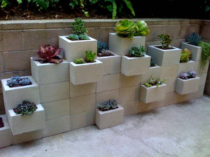 Orijinal beton yapılar bahçenin tenha bir köşesini süsleyecek