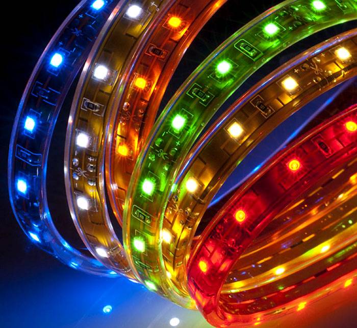 Η ταινία με πολύχρωμες πηγές στερεωμένη πάνω της χρησιμοποιείται για γενικό και τοπικό φωτισμό