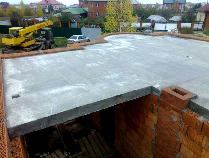 Tra gli svantaggi dei pavimenti in cemento, va notato il loro peso considerevole, il costo elevato e la durata dell'installazione