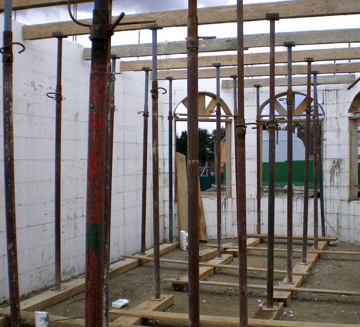 Per la cassaforma viene utilizzato compensato con rivestimento resistente all'umidità. Per installare la cassaforma, avrai bisogno di tronchi o tavole - puntelli