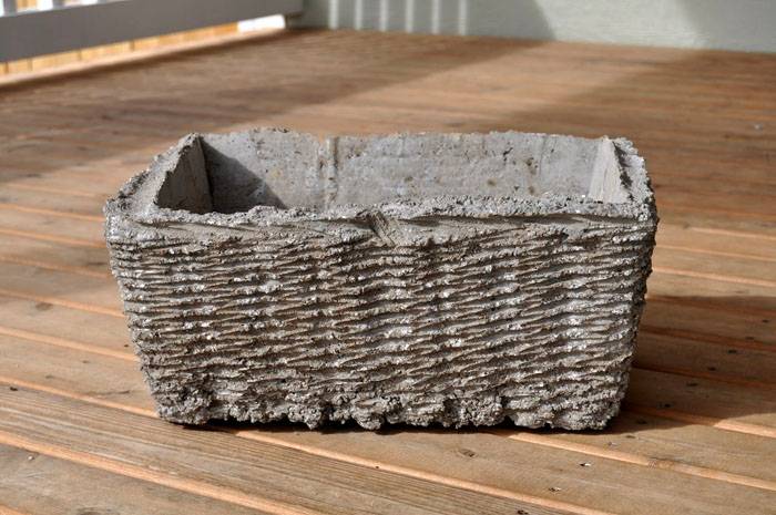 Beton sepet alışılmadık ve geniş bir çiçeklik olacak