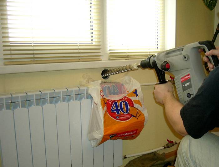 За да инсталирате устройството, ще трябва да пробиете стена