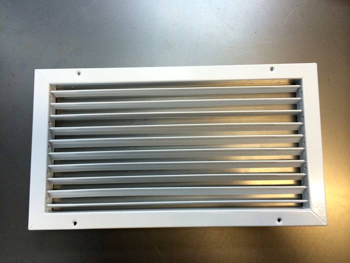 Скара с подвижни щори може да се превърне в алтернатива на вентилатора. Те могат да бъдат ръчно затворени и отворени, ако е необходимо