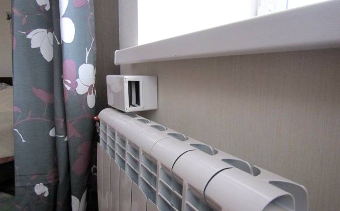 Захранващият клапан е поставен до радиатора